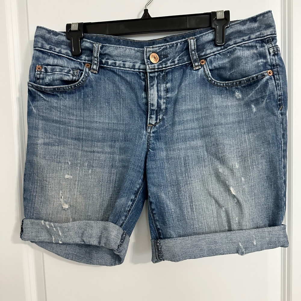 ❤️❤️ 4 for 25$ ❤️❤️ LOFT Size 6 distressed denim shorts